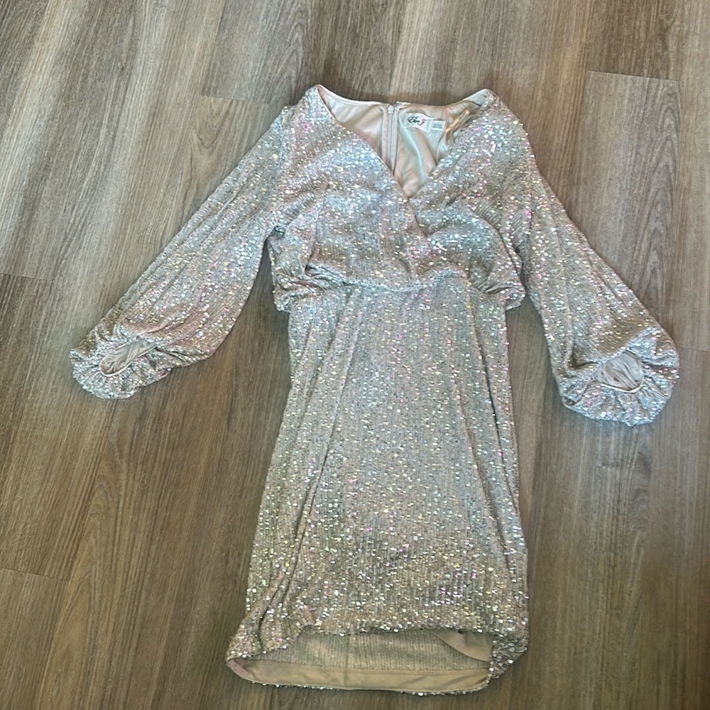Size 6 really nice dress only wear one time few hours